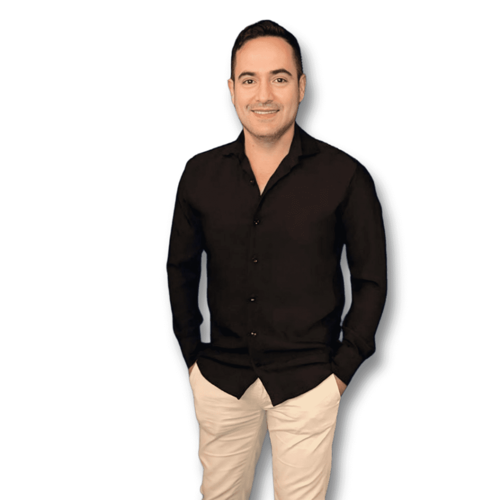 Hombre con camisa negra y pantalones claros.