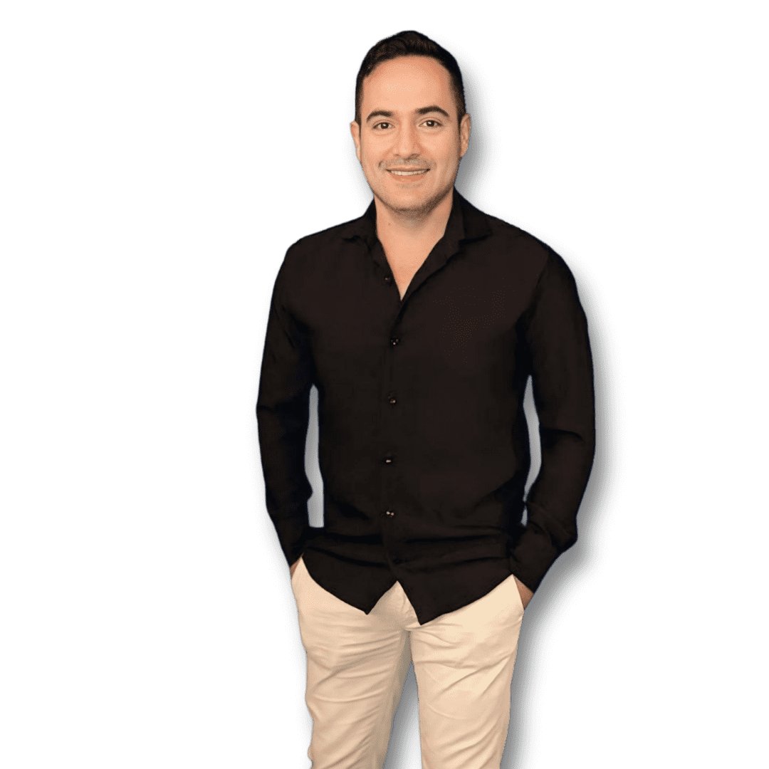 Hombre con camisa negra y pantalones claros.